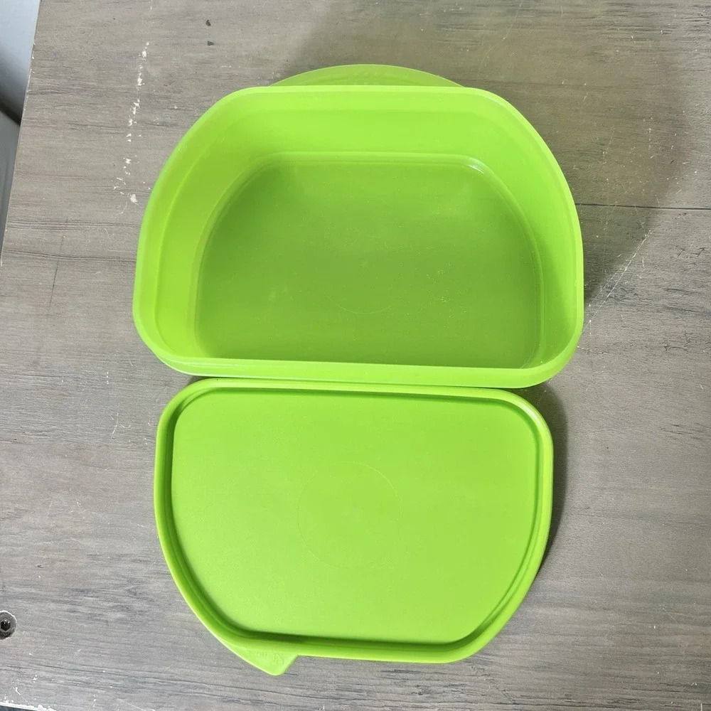 Lime Green Food Storage Container w/‎ Lid Lunchbox Snack Keeper Bento Style